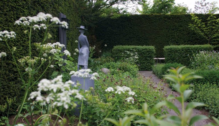 tuinbeeld-loden-beeld-vrouw-met-hoed-tuinornament_2