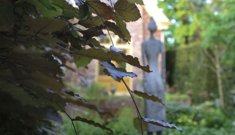 tuinbeeld-loden-beeld-vrouw-met-hoed-tuinornament_5