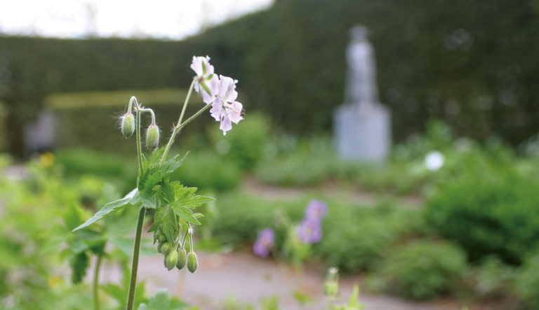 tuinbeeld-loden-beeld-vrouw-met-hoed-tuinornament_6