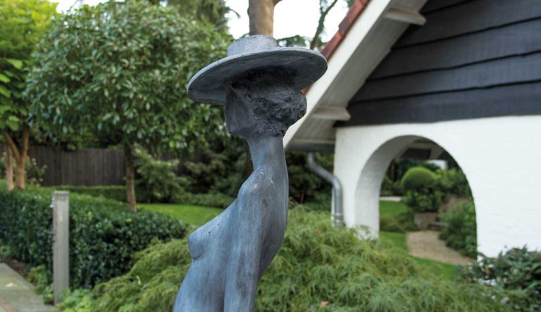tuinbeeld-loden-beeld-vrouw-met-hoed-tuinornament_l_10