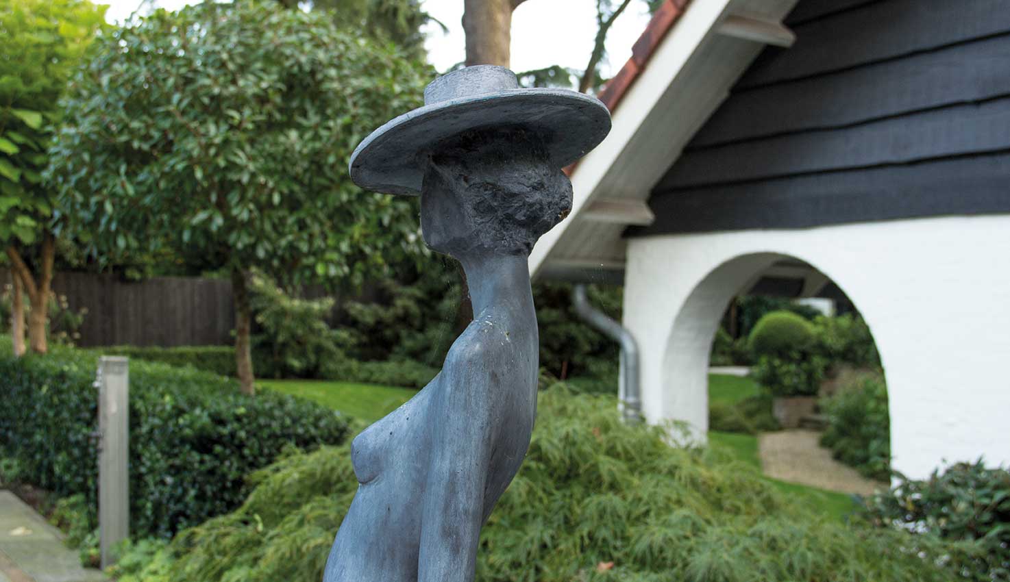 Tuinbeeld - Loden beeld - Tuinornament - Vrouw met hoed