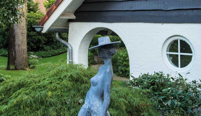 tuinbeeld-loden-beeld-vrouw-met-hoed-tuinornament_l_11