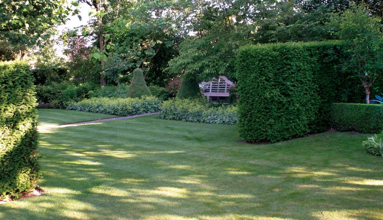 klassieke-tuin-met-duidelijk-middelpunt-te-elburg-door-hovenierscentrum-de-briellaerd-barneveld_l_10
