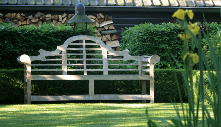 klassieke-tuin-met-duidelijk-middelpunt-te-elburg-door-hovenierscentrum-de-briellaerd-barneveld_l_2