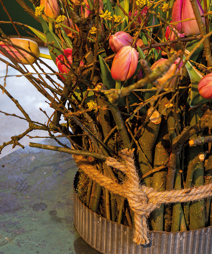 bundel-van-takken-workshop-boeket-maken-van-takken-en-tulpen-combineren-met-voorjaarsbloemen_s1_img_4789