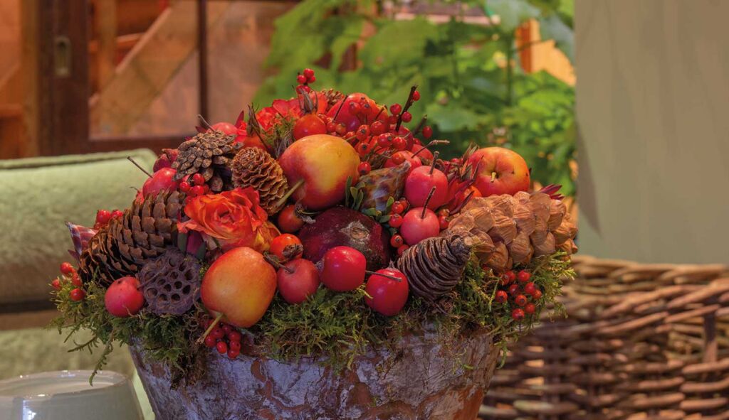 Terracotta pot versierd met vruchten en bloemen