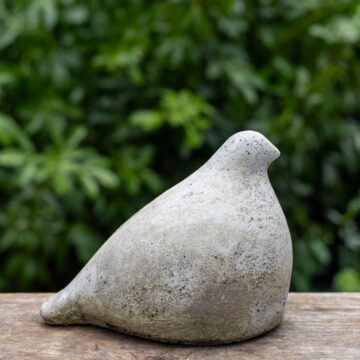 Duifje beton maat M kijkend naar rechts